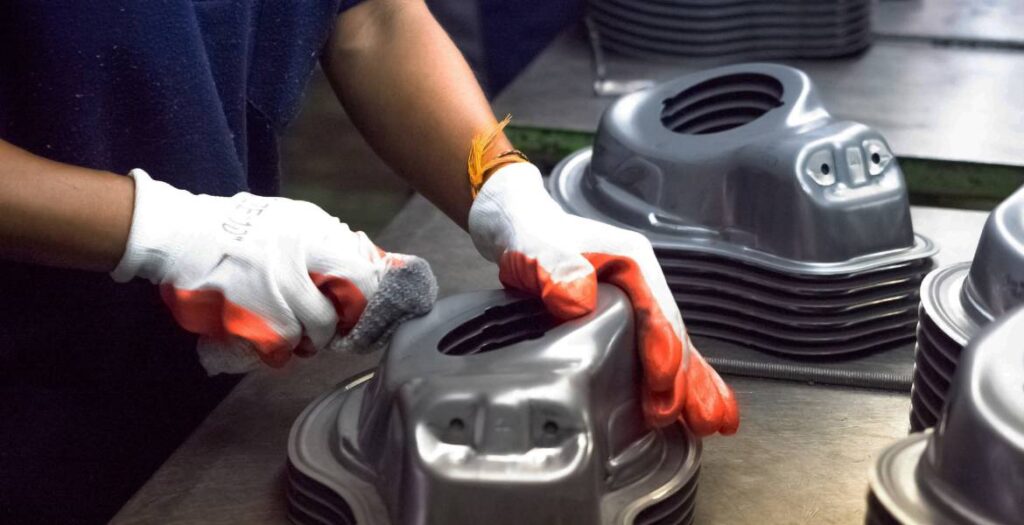 Non-destructive testing in casting - NADCAP-certified FPI fluorescent penetrant inspection of precision aerospace casting